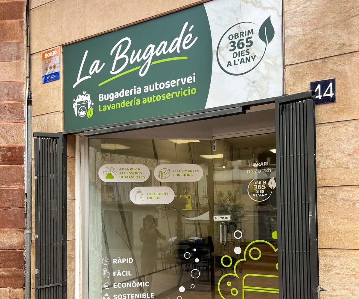 Façana de La Bugadé a la Plaça de la Vila 44 de Martorell